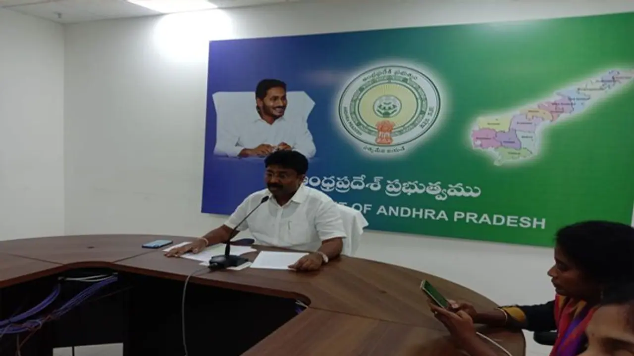 అమ్మాయిల హాస్టల్లో ట్రిపుల్ ఐటీ విద్యార్థి... స్పందించిన విద్యామంత్రి