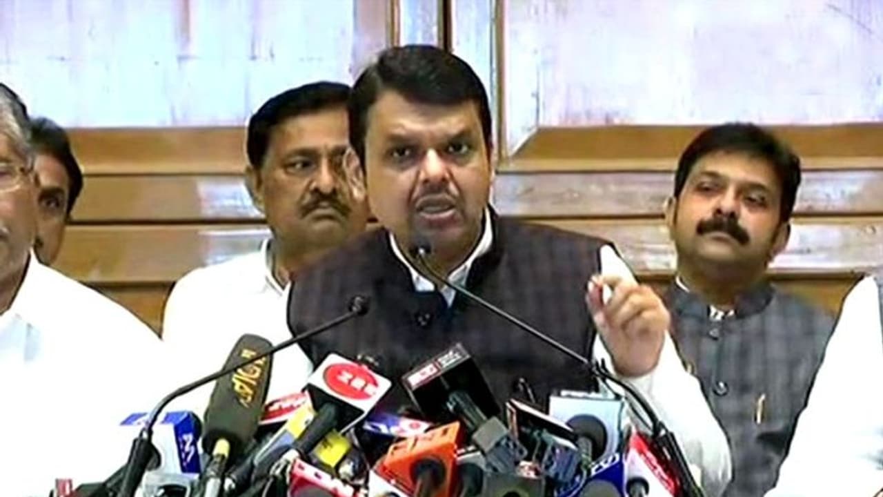 অভিমান নিয়েই পদত্যাগ করলেন দেবেন্দ্র ফড়নবিস, এবার মহারাষ্ট্র কোন পথে অভিমান নিয়েই পদত্যাগ করলেন দেবেন্দ্র ফড়নবিস, এবার মহারাষ্ট্র কোন পথে