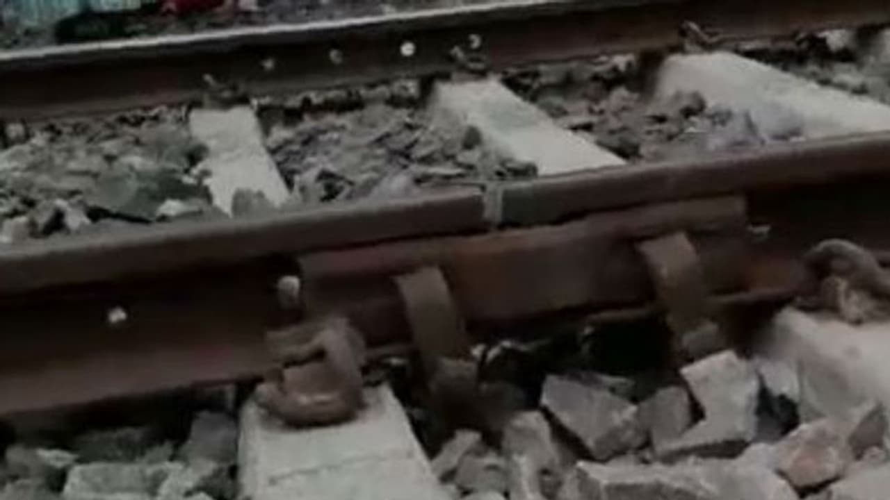 রেললাইনে ফাটল, অল্পের দুর্ঘটনার হাত থেকে রক্ষা পেল বারাকপুর লোকাল রেললাইনে ফাটল, অল্পের দুর্ঘটনার হাত থেকে রক্ষা পেল বারাকপুর লোকাল