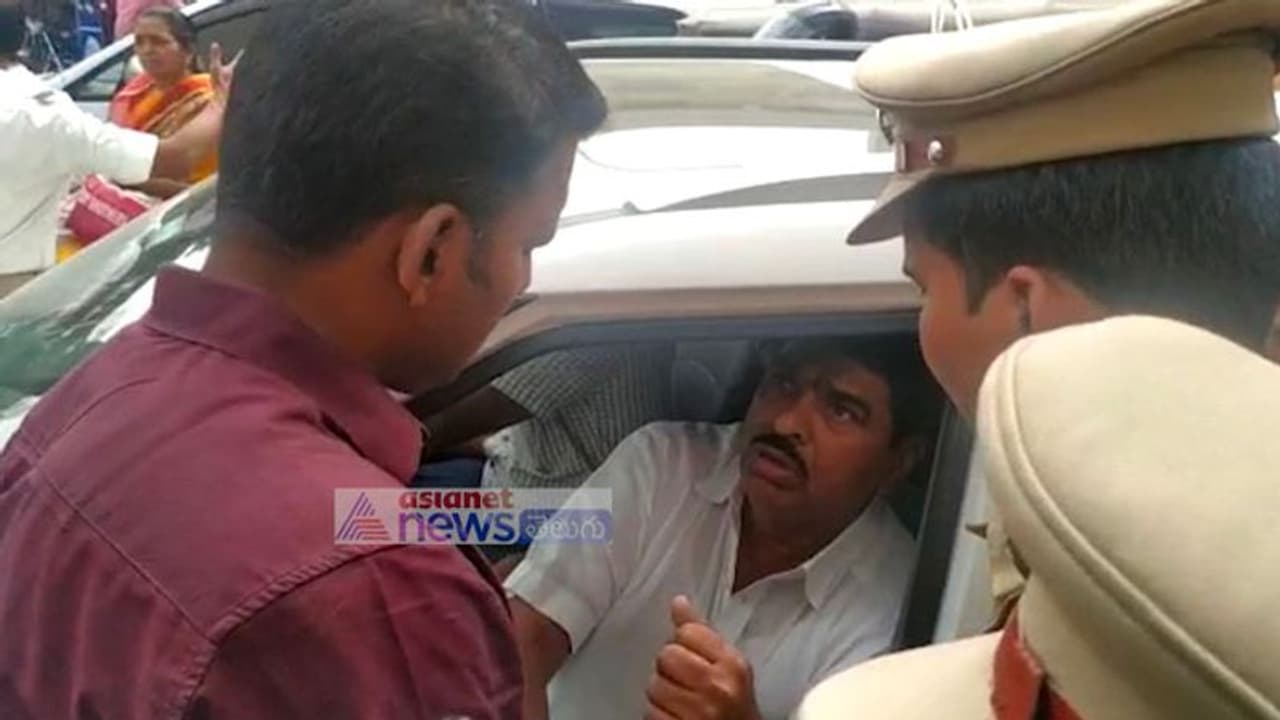 RTC Strike:చలో ట్యాంక్ బండ్ నేపథ్యంలో నేతల అరెస్ట్లు, ట్రాఫిక్ ఆంక్షలు RTC Strike:చలో ట్యాంక్ బండ్ నేపథ్యంలో నేతల అరెస్ట్లు, ట్రాఫిక్ ఆంక్షలు