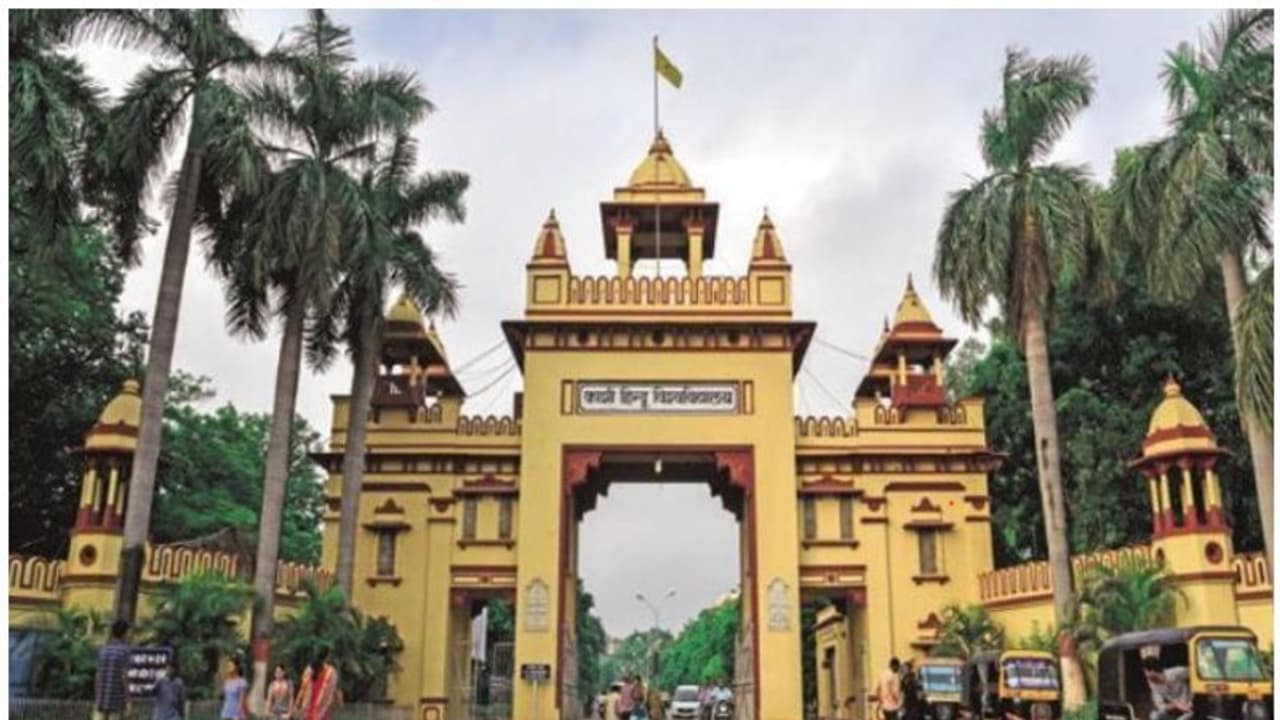 'സംസ്കൃതം പഠിപ്പിക്കാന് മുസ്ലിം അധ്യാപകന് വേണ്ട'; ബനാറസ് ഹിന്ദു യൂണിവേഴ്സിറ്റിയില് വിദ്യാര്ഥി സമരം 'സംസ്കൃതം പഠിപ്പിക്കാന് മുസ്ലിം അധ്യാപകന് വേണ്ട'; ബനാറസ് ഹിന്ദു യൂണിവേഴ്സിറ്റിയില് വിദ്യാര്ഥി സമരം