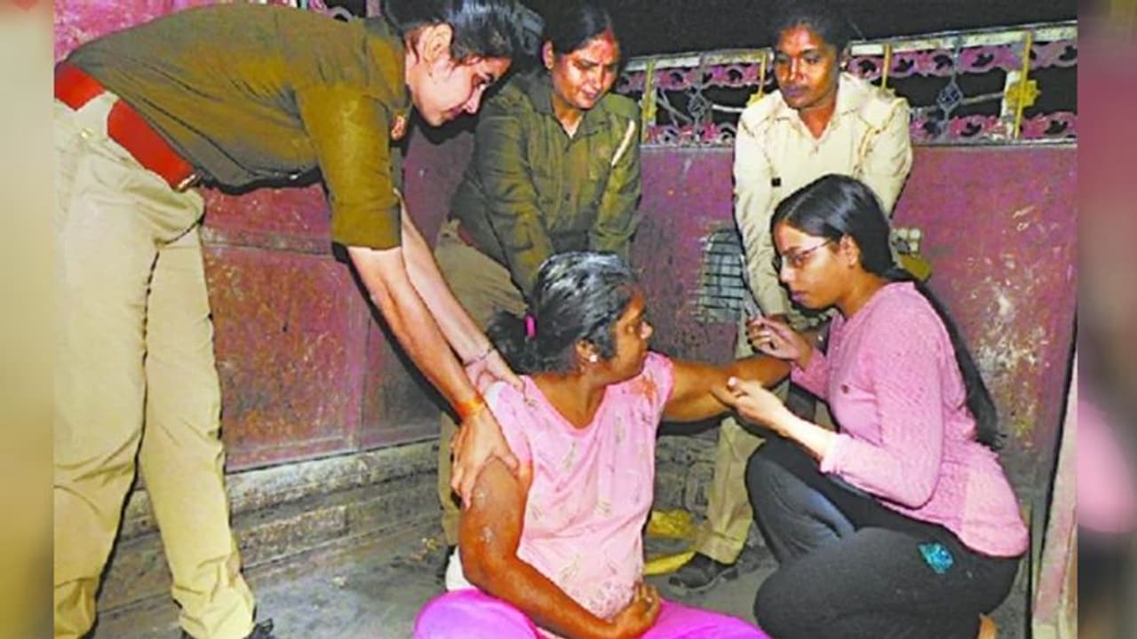 2 लाशों के साथ 2 महीने से घर में रह रही थी पूर्व SDM की बेटी, ऐसे खुला राज 2 लाशों के साथ 2 महीने से घर में रह रही थी पूर्व SDM की बेटी, ऐसे खुला राज