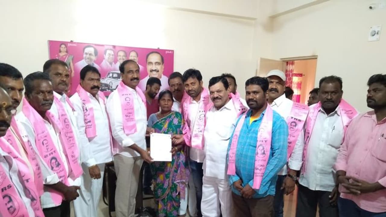 టీఆర్ఎస్ కార్యకర్తల మృతి...బాధిత కుటుంబాలకు చెక్కుల పంపిణీ