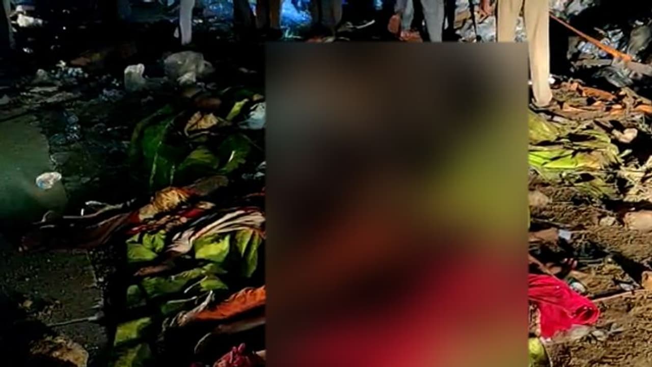 చిత్తూరు: వాహనాలపైకి దూసుకెళ్లిన కంటైనర్, 12 మంది దుర్మరణం చిత్తూరు: వాహనాలపైకి దూసుకెళ్లిన కంటైనర్, 12 మంది దుర్మరణం