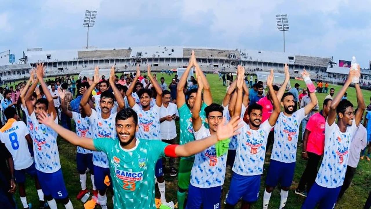 സന്തോഷ് ട്രോഫി: ഫൈനല് റൗണ്ടുറപ്പിക്കാന് കേരളം; എതിരാളി തമിഴ്നാട് സന്തോഷ് ട്രോഫി: ഫൈനല് റൗണ്ടുറപ്പിക്കാന് കേരളം; എതിരാളി തമിഴ്നാട്