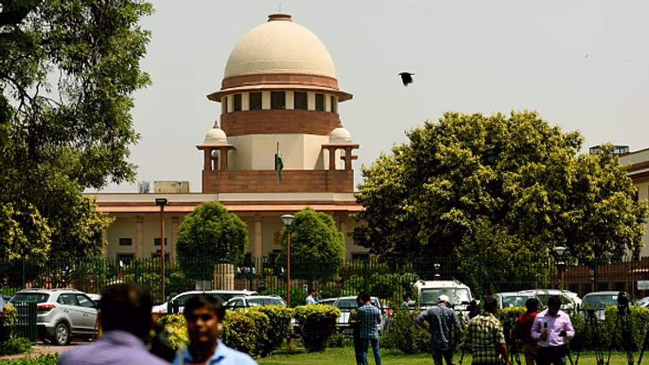 ചരിത്രവിധിക്ക് മണിക്കൂറുകള് മാത്രം; രാജ്യം കനത്ത സുരക്ഷയില് ചരിത്രവിധിക്ക് മണിക്കൂറുകള് മാത്രം; രാജ്യം കനത്ത സുരക്ഷയില്