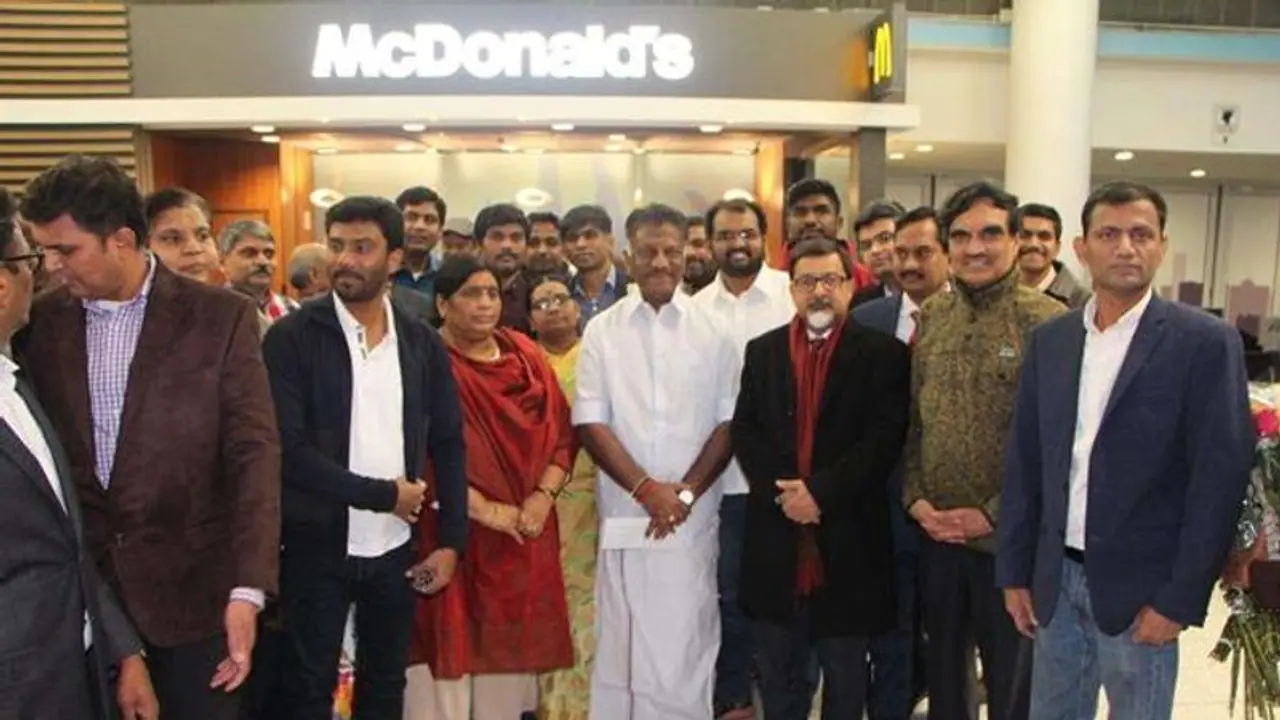 சுடிதாரில் ஓபிஎஸ் மனைவி...! சிகாகோ நகரில் செம கலக்கல்..! சுடிதாரில் ஓபிஎஸ் மனைவி...! சிகாகோ நகரில் செம கலக்கல்..!