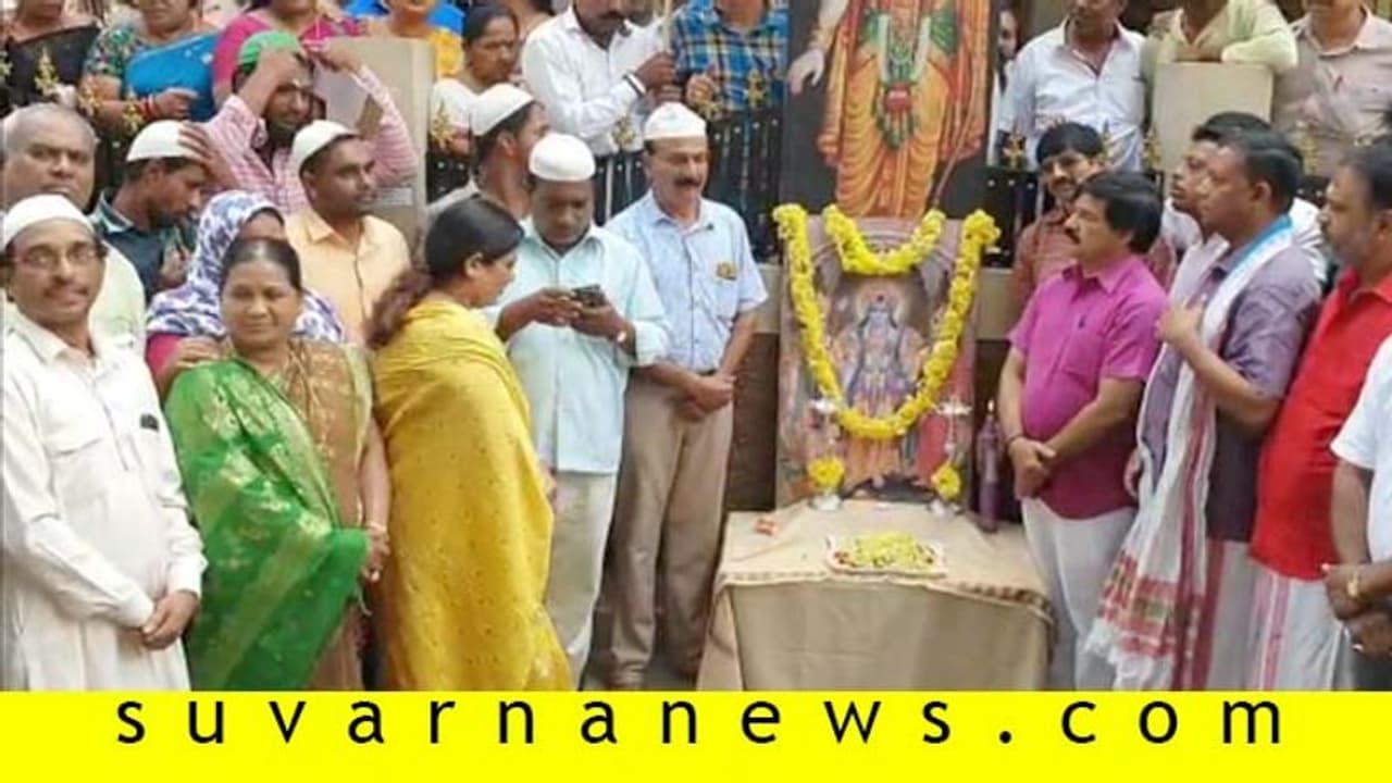 ಮೈಸೂರು: ಅಯೋಧ್ಯೆ ತೀರ್ಪು ಸ್ವಾಗತಿಸಿ ಸಂಭ್ರಮಿಸಿದ ಹಿಂದೂ ಮುಸ್ಲಿಂ ಬಾಂಧವರು ಮೈಸೂರು: ಅಯೋಧ್ಯೆ ತೀರ್ಪು ಸ್ವಾಗತಿಸಿ ಸಂಭ್ರಮಿಸಿದ ಹಿಂದೂ ಮುಸ್ಲಿಂ ಬಾಂಧವರು