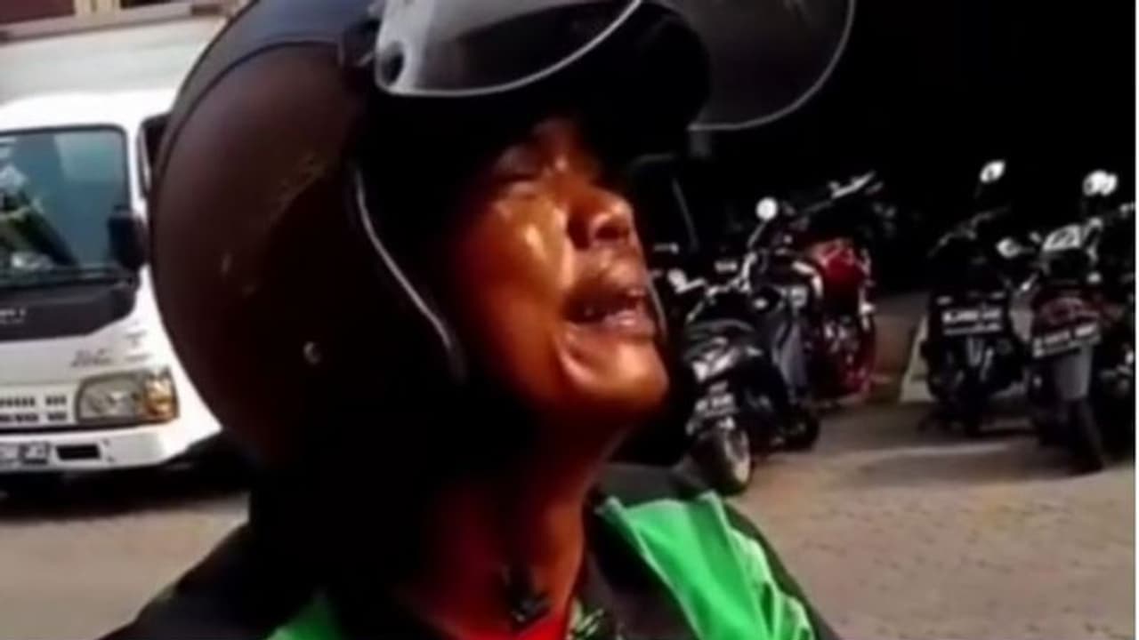 ഉപഭോക്താവ് ഓര്ഡര് റദ്ദാക്കിയതിന് പൊട്ടിക്കരയുന്ന ഡെലിവറി ജീവനക്കാരന്; വീഡിയോ വൈറല് ഉപഭോക്താവ് ഓര്ഡര് റദ്ദാക്കിയതിന് പൊട്ടിക്കരയുന്ന ഡെലിവറി ജീവനക്കാരന്; വീഡിയോ വൈറല്