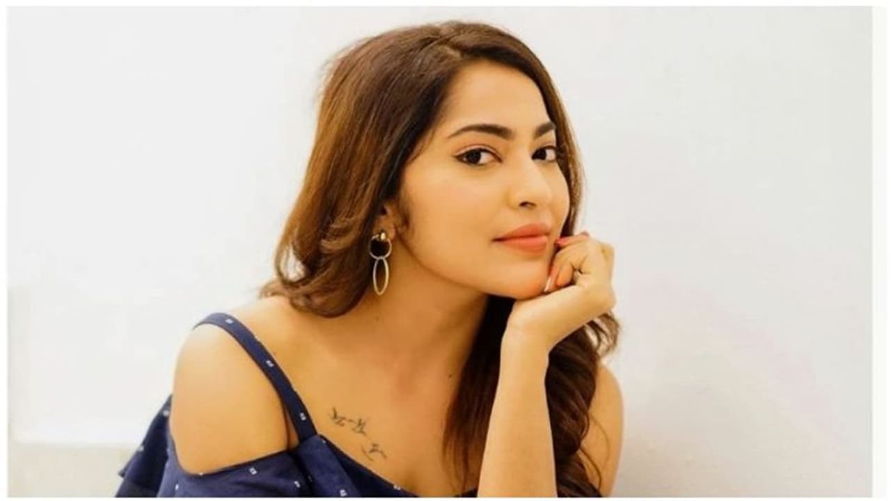 89% பேருக்காக இந்த வீடியோ...! தொகுப்பாளினி ரம்யாவின் அசத்தல் செயல்!