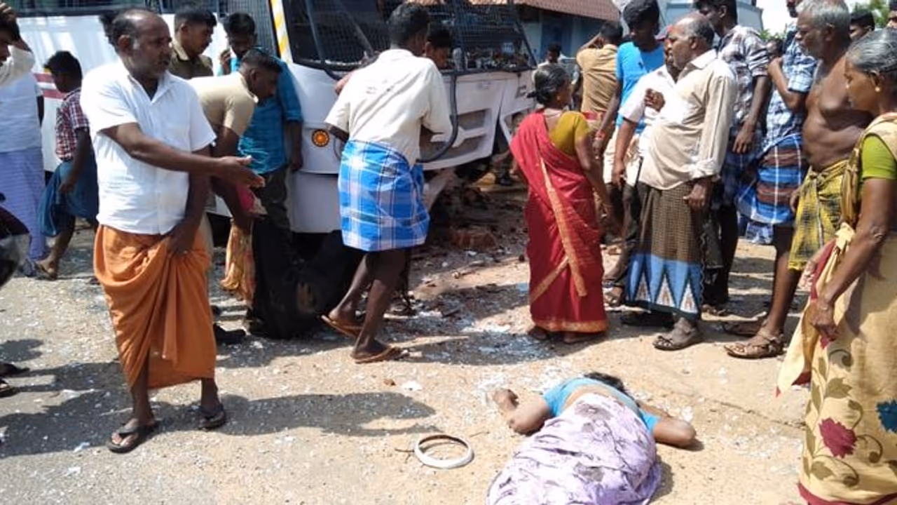 பேருந்திற்கு காத்திருந்த பயணிகள் மீது பயங்கரமாக மோதிய போலீஸ் வேன்..! ரத்தவெள்ளத்தில் பெண் பரிதாப பலி..! பேருந்திற்கு காத்திருந்த பயணிகள் மீது பயங்கரமாக மோதிய போலீஸ் வேன்..! ரத்தவெள்ளத்தில் பெண் பரிதாப பலி..!