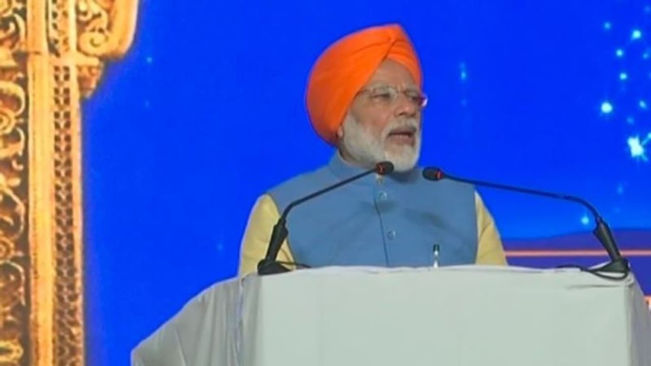 పాక్ ప్రధాని ఇమ్రాన్ ఖాన్ కి థ్యాంక్స్ చెప్పిన మోదీ పాక్ ప్రధాని ఇమ్రాన్ ఖాన్ కి థ్యాంక్స్ చెప్పిన మోదీ