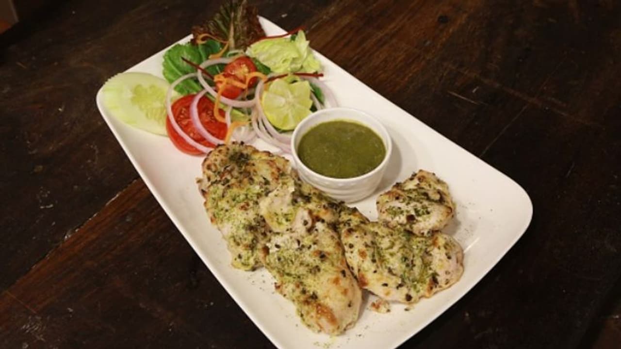 বৃষ্টি ভেজা দিনে আড্ডা জমে উঠুক মুর্গ মির্চ টিক্কার সঙ্গে