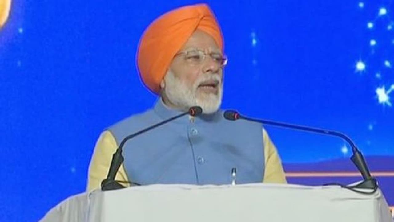 കര്താര്പുര് സന്ദർശനത്തിന് പിന്നാലെ മനോഹര ചിത്രങ്ങൾ പങ്കുവച്ച് നരേന്ദ്രമോദി കര്താര്പുര് സന്ദർശനത്തിന് പിന്നാലെ മനോഹര ചിത്രങ്ങൾ പങ്കുവച്ച് നരേന്ദ്രമോദി