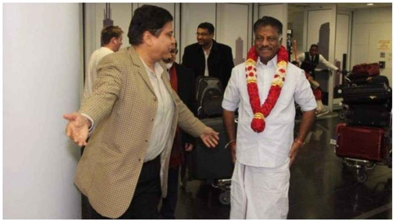 மைனஸ் 2 டிகிரியிலும் வேஷ்டி சட்டை... அமெரிக்க குளிரும் நடுங்காத மிஸ்டர் கூல் ஓ.பி.எஸ்..! மைனஸ் 2 டிகிரியிலும் வேஷ்டி சட்டை... அமெரிக்க குளிரும் நடுங்காத மிஸ்டர் கூல் ஓ.பி.எஸ்..!