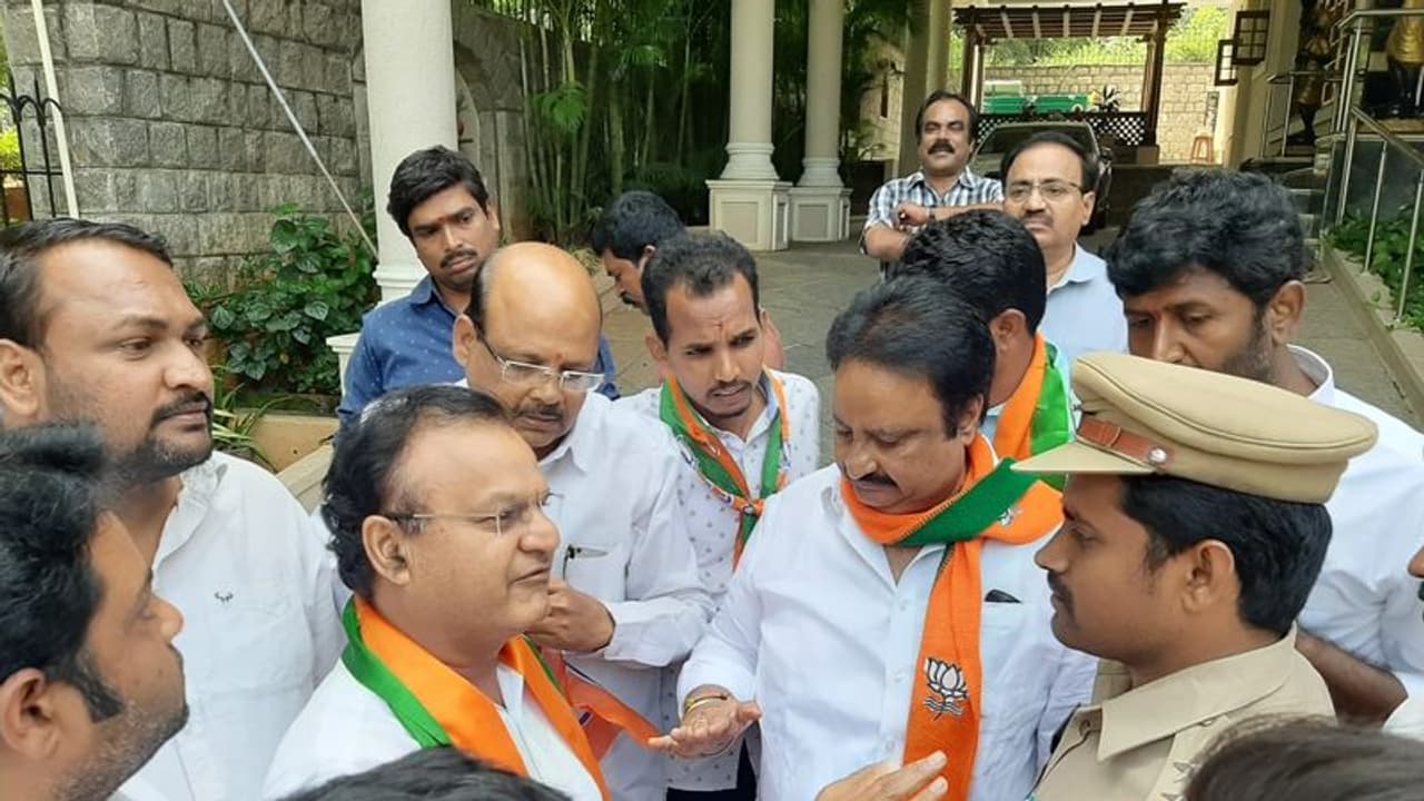 chalo Tankbund: చుట్టుపక్కల తీవ్ర ఉద్రిక్తత, లాఠీచార్జీలు, అరెస్టులు chalo Tankbund: చుట్టుపక్కల తీవ్ర ఉద్రిక్తత, లాఠీచార్జీలు, అరెస్టులు