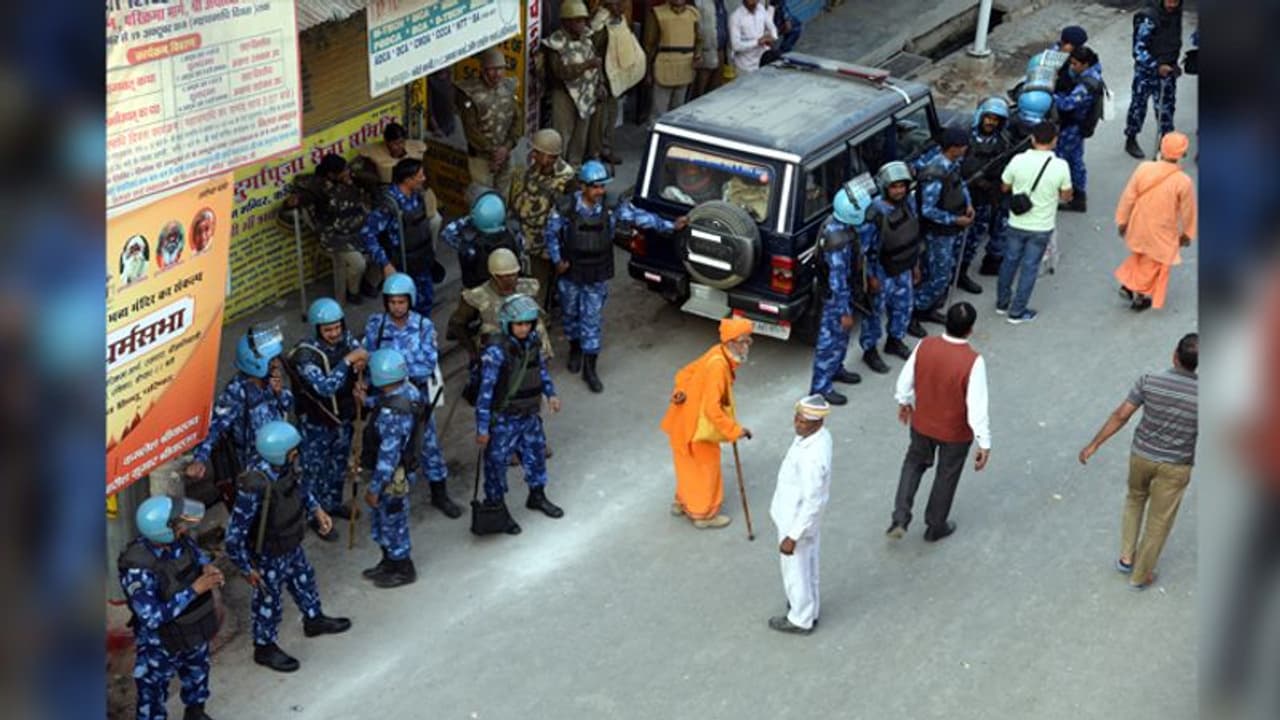 ಪೊಲೀಸರ ಹದ್ದಿನ ಕಣ್ಣು: ದೇಶ ಸಂಪೂರ್ಣ ಶಾಂತ