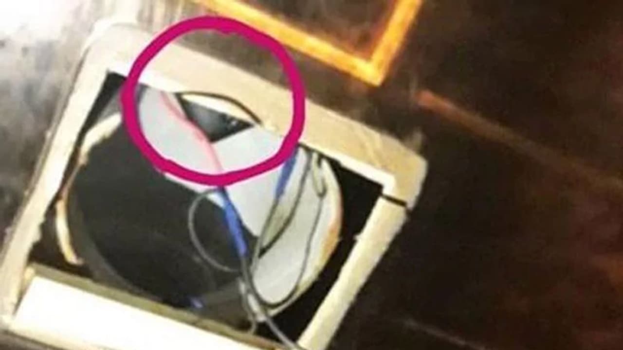 టాయిలెట్‌లో సీక్రెట్ కెమెరా: ఎవరికీ చెప్పొద్దు.. యువతికి డబ్బు ఎర వేసిన కేఫే