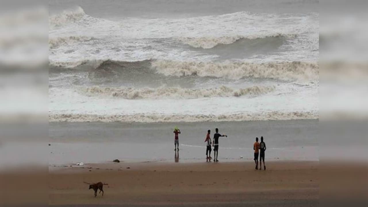 ಬುಲ್ ಬುಲ್‌ ರೌದ್ರಾವತಾರ: ಓರ್ವನ ಸಾವು, ತಗ್ಗು ಪ್ರದೇಶಗಳು ಮುಳುಗಡೆ