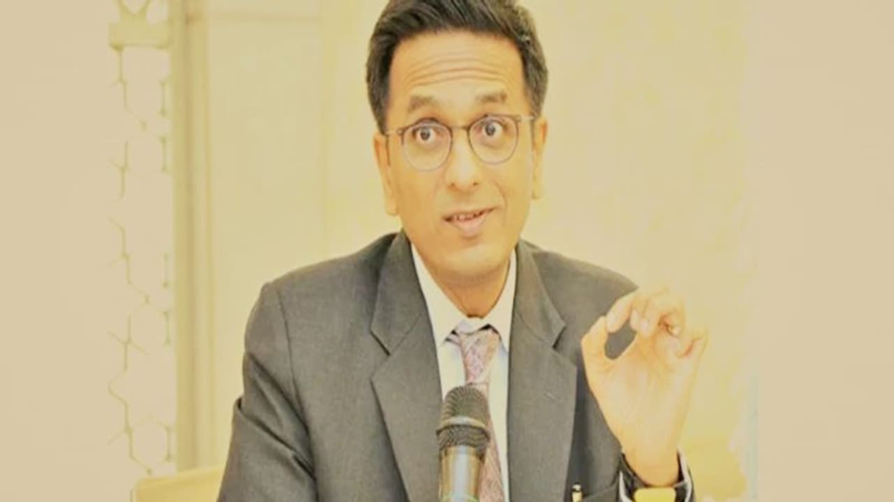 पूर्व चीफ जस्टिस के बेटे हैं जस्टिस चन्द्रचूड़, समलैंगिकता से राम मंदिर तक इन अहम फैसलों में रहे शामिल पूर्व चीफ जस्टिस के बेटे हैं जस्टिस चन्द्रचूड़, समलैंगिकता से राम मंदिर तक इन अहम फैसलों में रहे शामिल