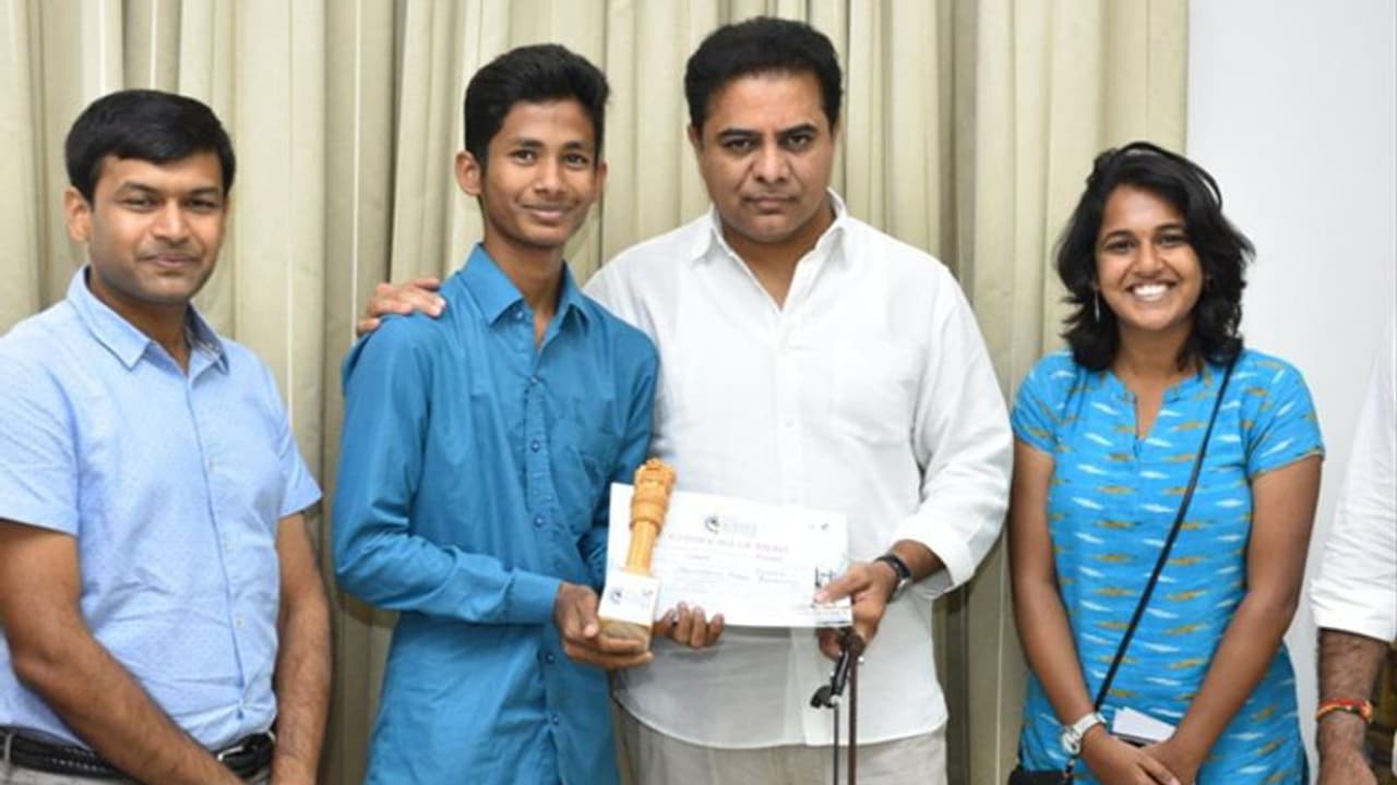 కలుపు తీసే యంత్రాన్ని కనుగొన్న 17 ఏళ్ల విద్యార్ధి, కేటీఆర్ ప్రశంసలు కలుపు తీసే యంత్రాన్ని కనుగొన్న 17 ఏళ్ల విద్యార్ధి, కేటీఆర్ ప్రశంసలు