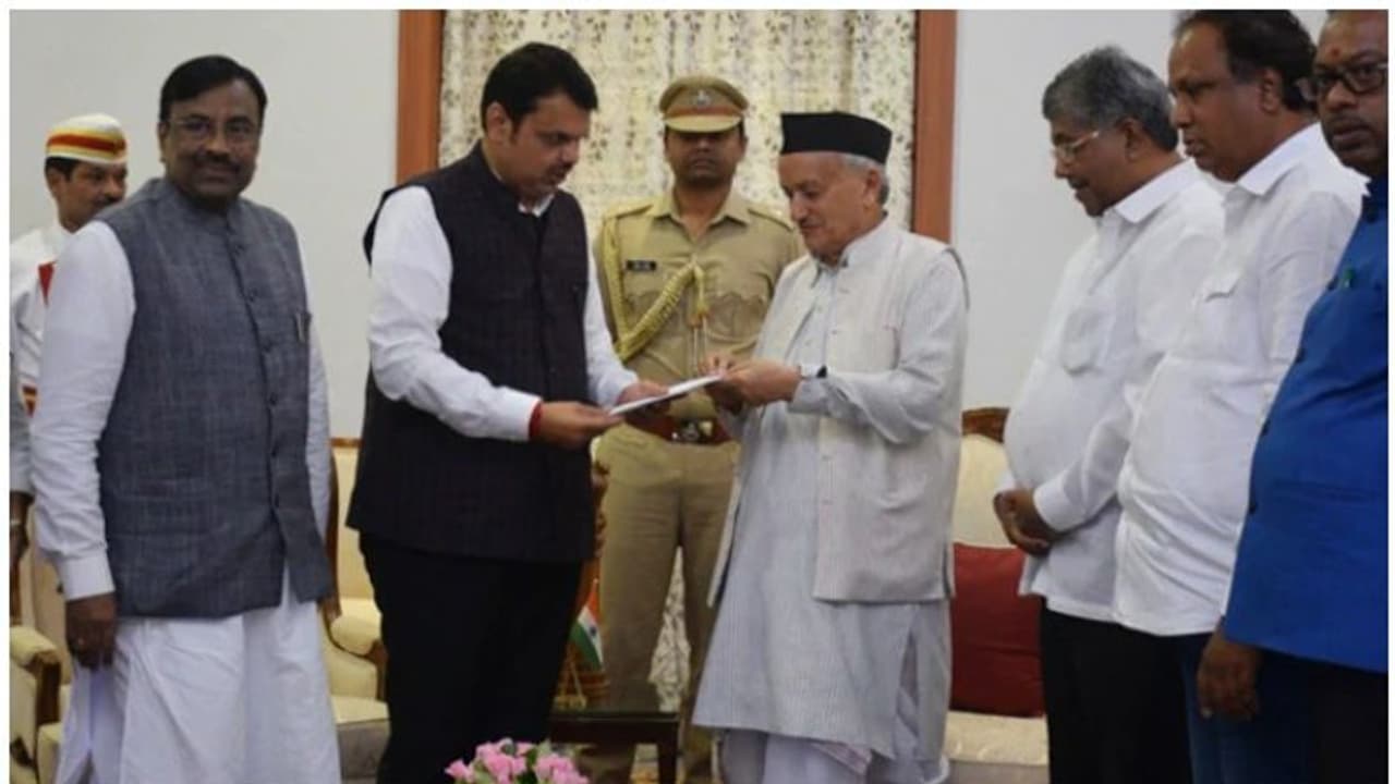 మహారాష్ట్ర: ప్రభుత్వాన్ని ఏర్పాటు చేయండి.. బీజేపీకి గవర్నర్ ఆహ్వానం మహారాష్ట్ర: ప్రభుత్వాన్ని ఏర్పాటు చేయండి.. బీజేపీకి గవర్నర్ ఆహ్వానం