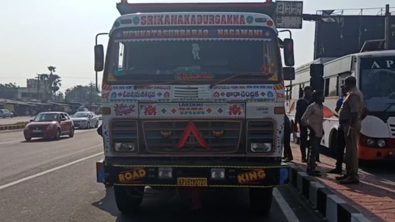 బ్రేకింగ్ న్యూస్...మరో ప్రాణాన్ని బలితీసుకున్న ఇసుక లారీ