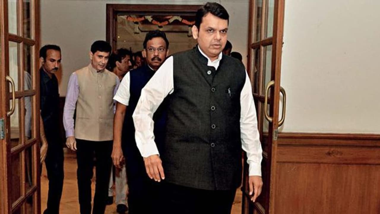 महाराष्ट्र: सरकार बनाने के लिए राज्यपाल ने फडणवीस को दिया न्यौता महाराष्ट्र: सरकार बनाने के लिए राज्यपाल ने फडणवीस को दिया न्यौता