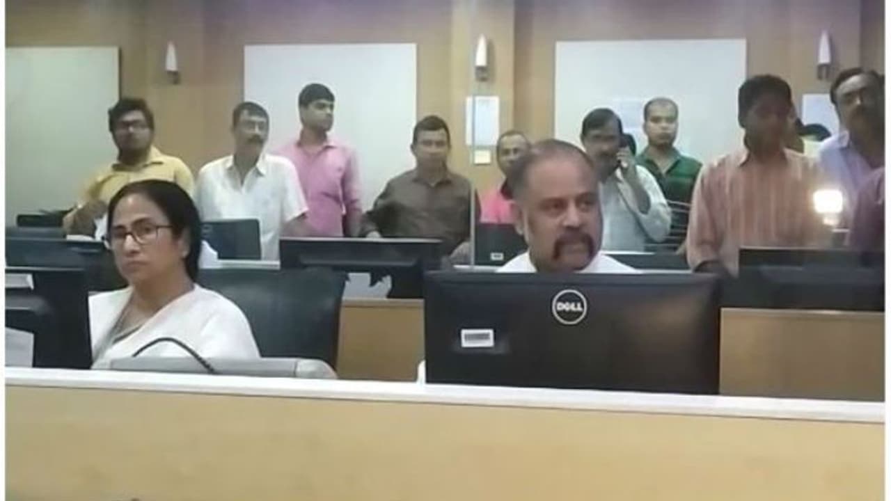 বুলবুলের তাণ্ডব মাপতে আকাশপথে সমীক্ষা, ক্ষতিপূরণের আশ্বাস দিলেন মুখ্যমন্ত্রী বুলবুলের তাণ্ডব মাপতে আকাশপথে সমীক্ষা, ক্ষতিপূরণের আশ্বাস দিলেন মুখ্যমন্ত্রী