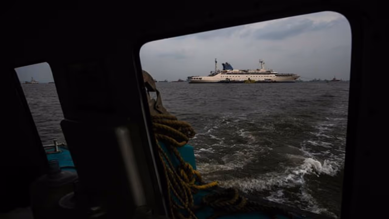 বুলবুলের খবরই ছিল না, সত্তরজন যাত্রী সমেত বঙ্গোপসাগরে উদ্ধার ক্রুজ