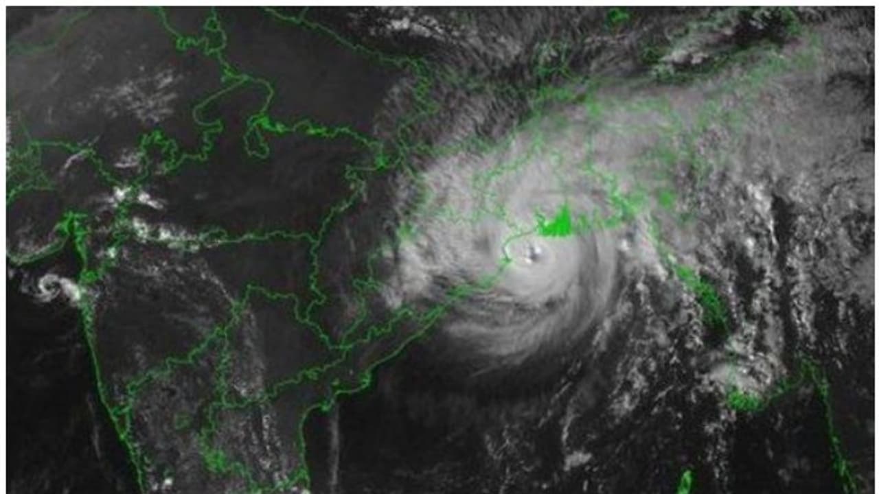 ബുള്ബുള് ചുഴലിക്കാറ്റ് കരതൊട്ടു; ബംഗാൾ തീരത്ത് കനത്ത നാശം ബുള്ബുള് ചുഴലിക്കാറ്റ് കരതൊട്ടു; ബംഗാൾ തീരത്ത് കനത്ത നാശം