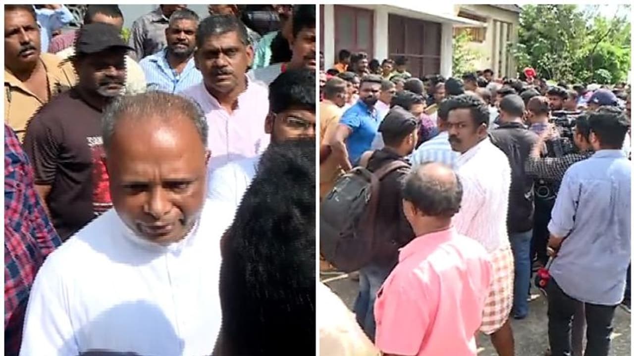 മൃതദേഹം ഇടവക മാറി സംസ്കരിച്ചു; പാളയം സെന്റ് ജോസഫ് കത്തീഡ്രലില് പ്രതിഷേധം, വൈദികനെ തടഞ്ഞുവെച്ചു മൃതദേഹം ഇടവക മാറി സംസ്കരിച്ചു; പാളയം സെന്റ് ജോസഫ് കത്തീഡ്രലില് പ്രതിഷേധം, വൈദികനെ തടഞ്ഞുവെച്ചു
