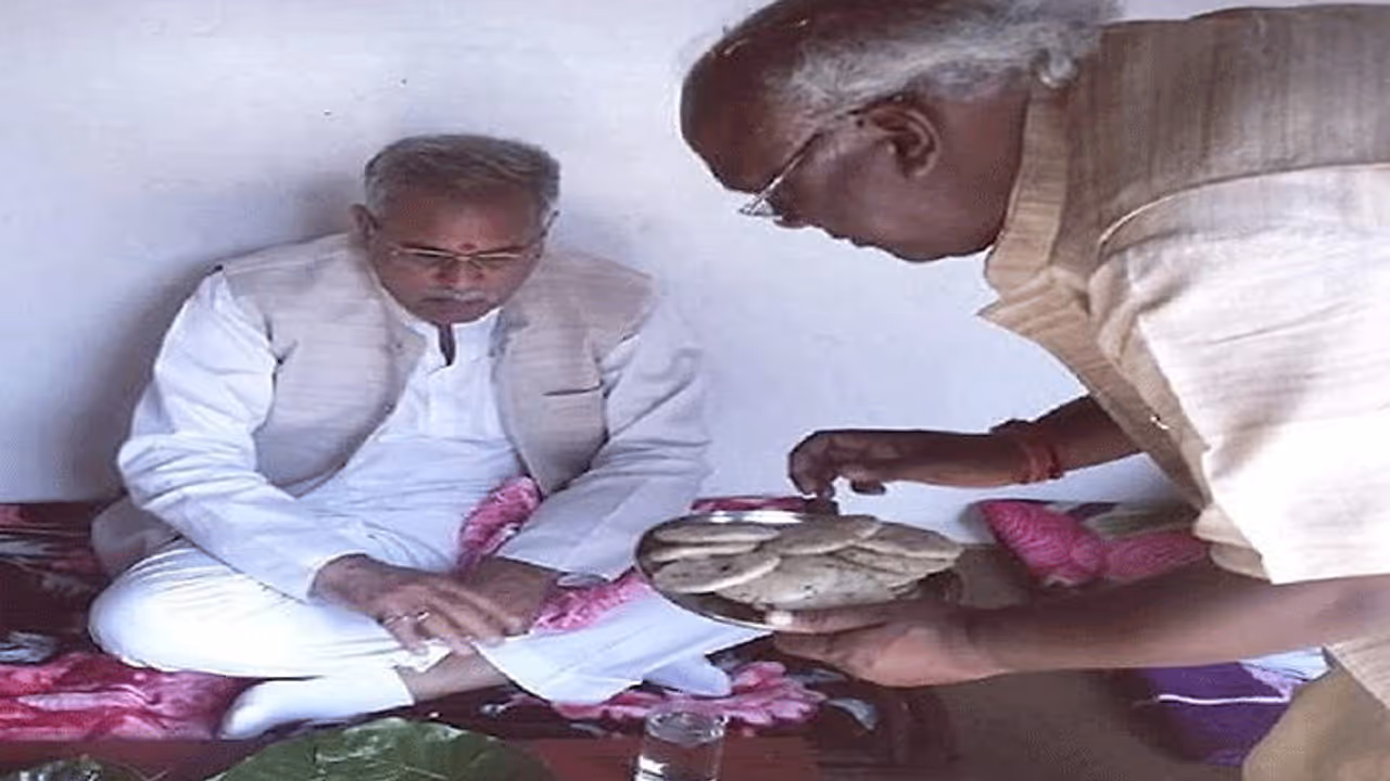 विधायक की बात नहीं टाल पाए मुख्यमंत्री, जमीन पर बैठकर पत्तल में लेकर करने लगे भोजन विधायक की बात नहीं टाल पाए मुख्यमंत्री, जमीन पर बैठकर पत्तल में लेकर करने लगे भोजन