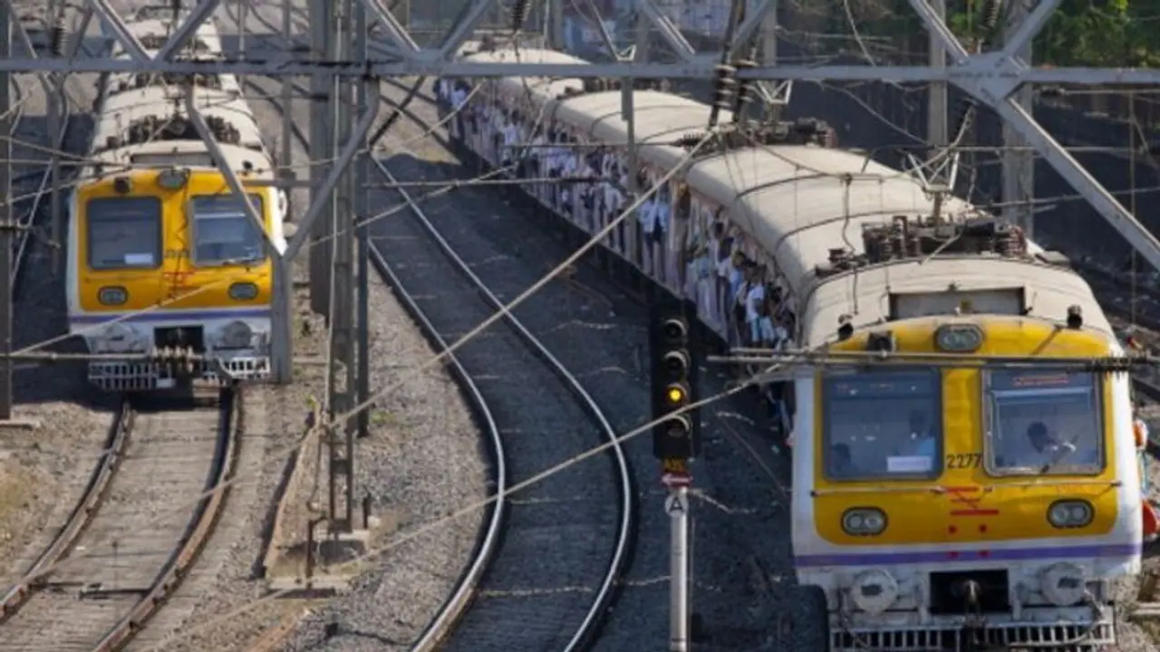 বুলবুলের তাণ্ডবে বির্পযস্ত রেলপথ, বাতিল একাধিক ট্রেন বুলবুলের তাণ্ডবে বির্পযস্ত রেলপথ, বাতিল একাধিক ট্রেন