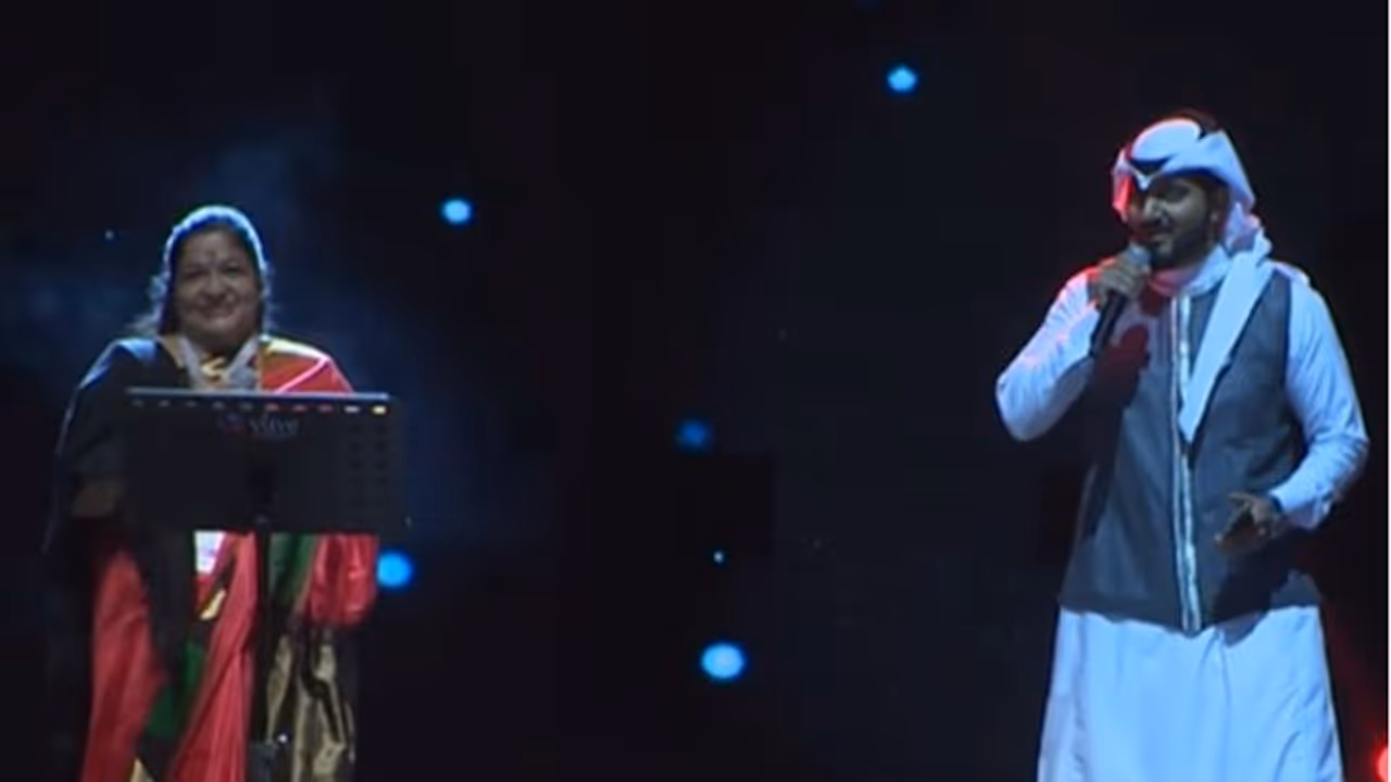 കേരളത്തിന്റെ വാനമ്പാടിക്കൊപ്പം സ്റ്റേജിൽ തിളങ്ങി 'അറബ് ഗായകൻ'; കയ്യടിച്ച് മലയാളികൾ കേരളത്തിന്റെ വാനമ്പാടിക്കൊപ്പം സ്റ്റേജിൽ തിളങ്ങി 'അറബ് ഗായകൻ'; കയ്യടിച്ച് മലയാളികൾ