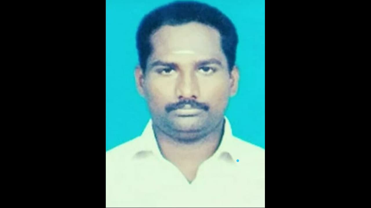 மாணவிகளுக்கு ஆபாச புகைப்படம் காட்டிய ஆசிரியர்..?? காப்பாற்ற பாடுபடும் போலீஸ்..!!