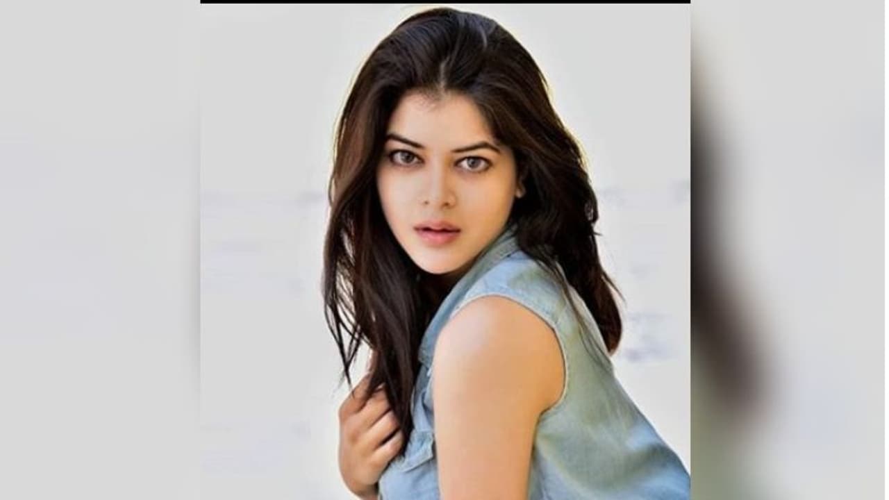 জামার বোতাম খুলে এ কী দেখাচ্ছেন মধুমিতা, মুহূর্তে ভাইরাল ভিডিও