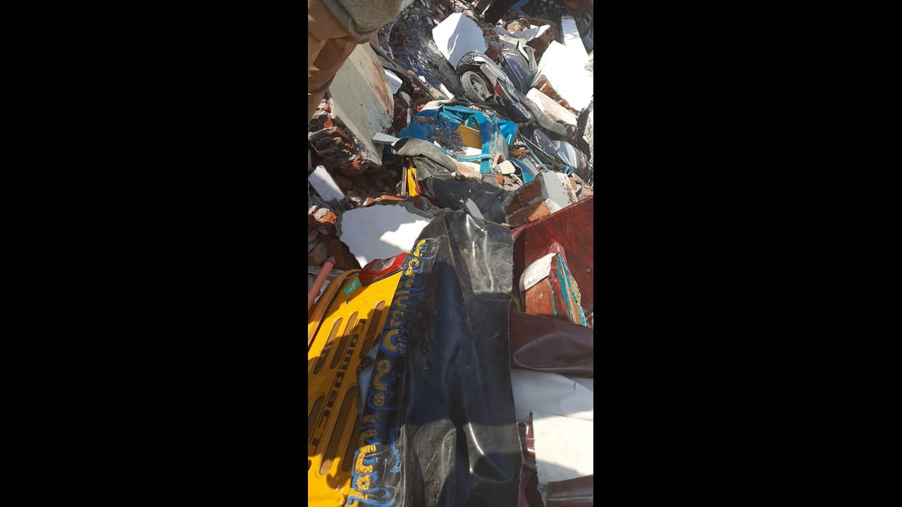 విషాదం: అంబర్పేటలో కూలిన ఫంక్షన్ హల్ గోడ, నలుగురు మృతి విషాదం: అంబర్పేటలో కూలిన ఫంక్షన్ హల్ గోడ, నలుగురు మృతి