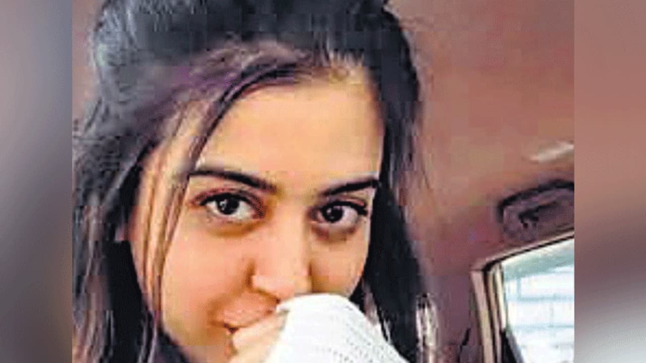 सेना के जवानों को फंसाती थी यह पाकिस्तानी हसीना, फिर इस तरह उनको जासूसी के लिए करती थी मजबूर सेना के जवानों को फंसाती थी यह पाकिस्तानी हसीना, फिर इस तरह उनको जासूसी के लिए करती थी मजबूर