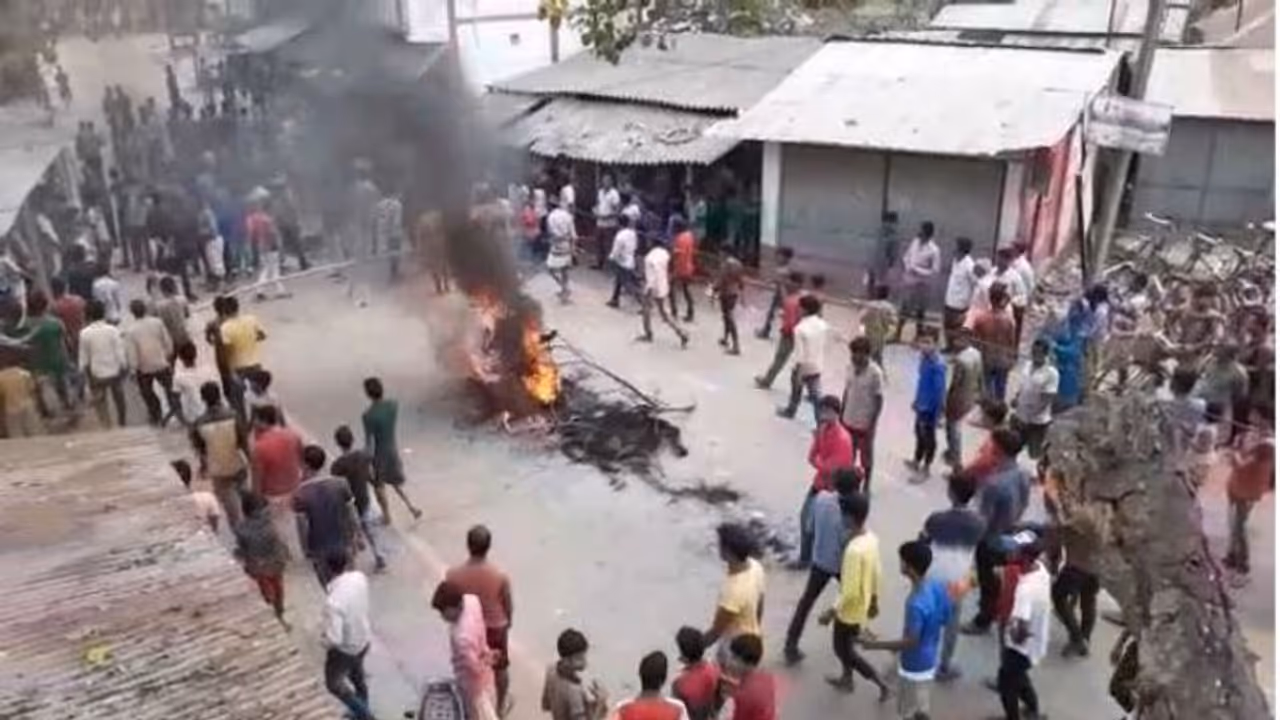 নাবালিকাকে অপহরণের চেষ্টা, তৃণমূল নেতার বিরুদ্ধে জনরোষে রায়গঞ্জে ধুন্ধুমার