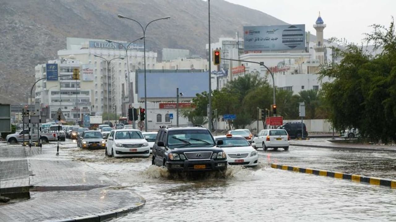 ഒമാന്റെ വടക്കൻ മേഖലയിൽ കനത്ത കാറ്റും മഴയും; ജാഗ്രതാ നിര്ദേശം ഒമാന്റെ വടക്കൻ മേഖലയിൽ കനത്ത കാറ്റും മഴയും; ജാഗ്രതാ നിര്ദേശം