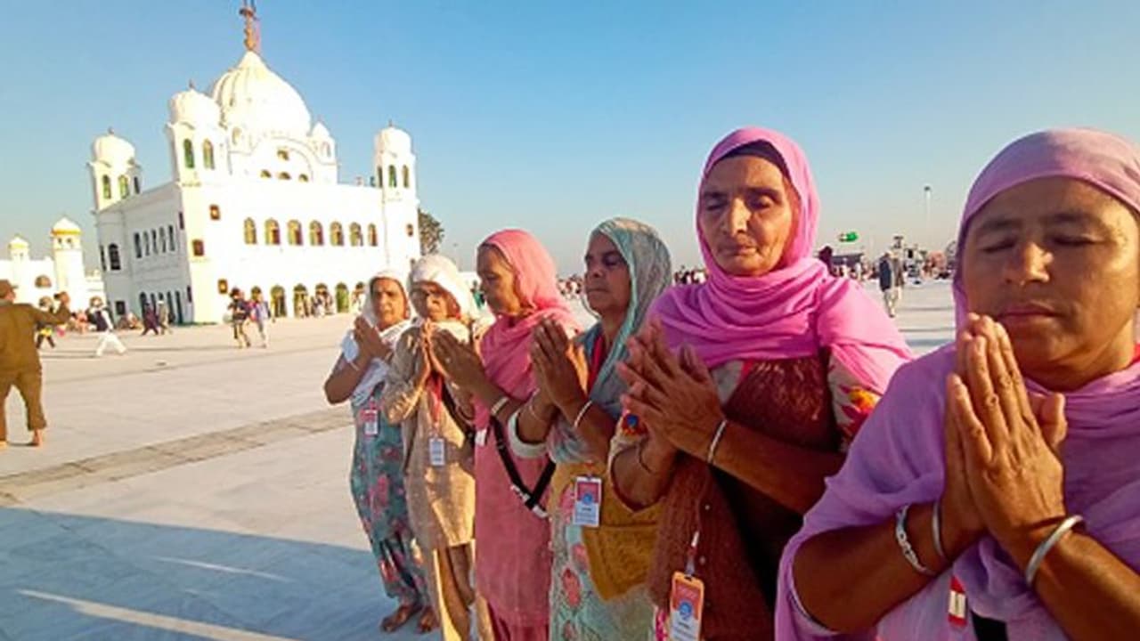 కర్తార్ పూర్ సాహిబ్ గురుద్వారా: యాత్రికులకు పాకిస్తాన్ అనుమతి... ఈ నిబంధనలు తప్పనిసరి కర్తార్ పూర్ సాహిబ్ గురుద్వారా: యాత్రికులకు పాకిస్తాన్ అనుమతి... ఈ నిబంధనలు తప్పనిసరి