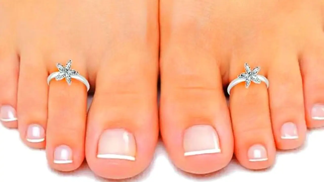 महिलाओं को पैरों की उंगलियों में चांदी की बिछिया ही पहननी चाहिए, क्या है इस परंपरा के पीछे का विज्ञान? महिलाओं को पैरों की उंगलियों में चांदी की बिछिया ही पहननी चाहिए, क्या है इस परंपरा के पीछे का विज्ञान?