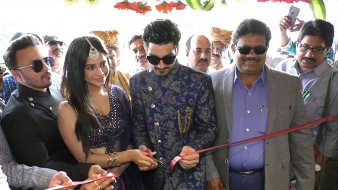 షోరూమ్ ఓపెనింగ్ లో నభా, అలీ రెజాల సందడి! షోరూమ్ ఓపెనింగ్ లో నభా, అలీ రెజాల సందడి!