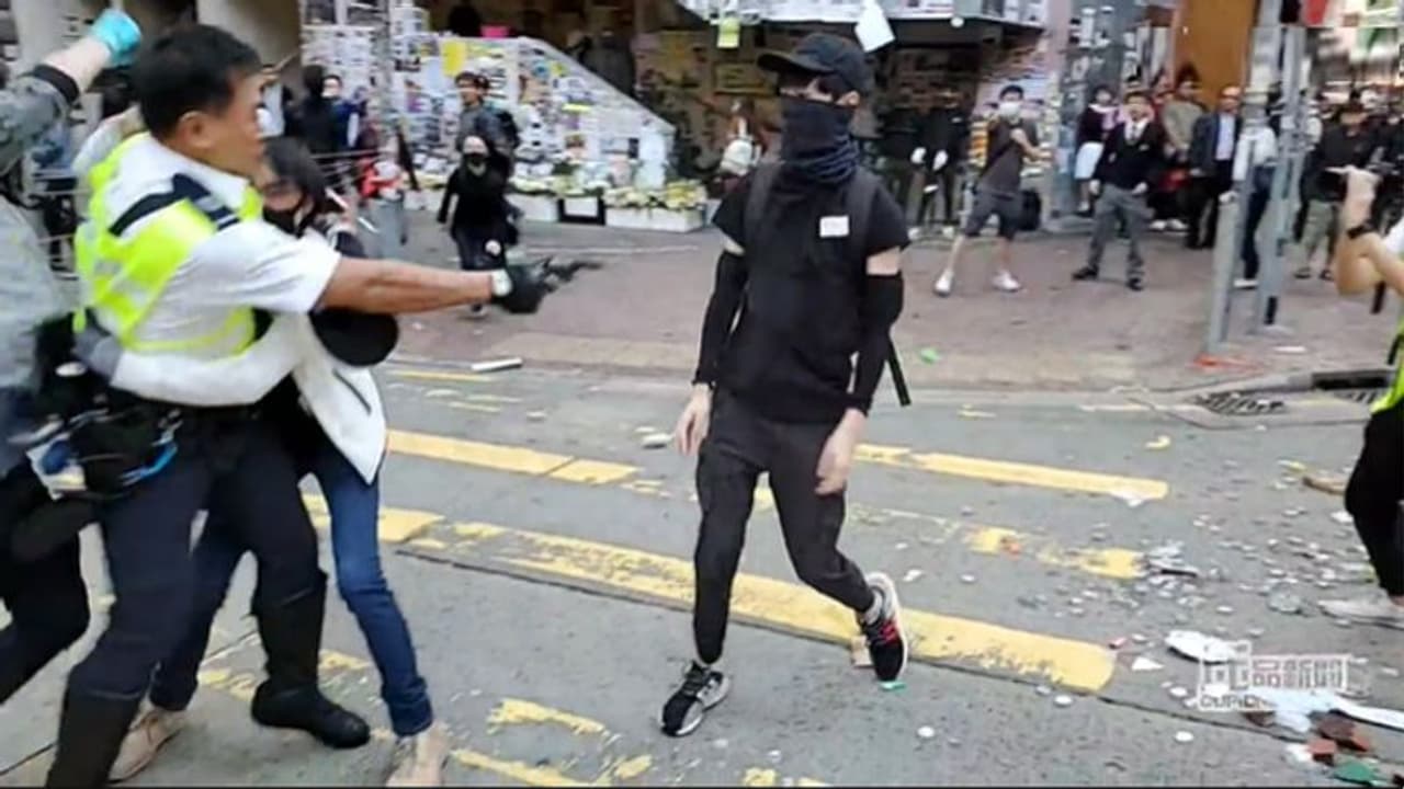 ഹോങ്കോങ് പ്രക്ഷോഭത്തിന് നേരെ പൊലീസ് വെടിവെപ്പ്; ദൃശ്യങ്ങള് തത്സമയം ഫേസ്ബുക്കില് ഹോങ്കോങ് പ്രക്ഷോഭത്തിന് നേരെ പൊലീസ് വെടിവെപ്പ്; ദൃശ്യങ്ങള് തത്സമയം ഫേസ്ബുക്കില്