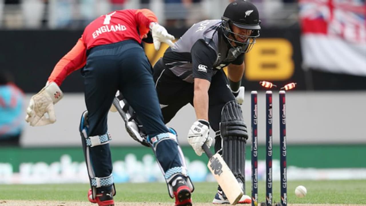 இந்திய வீரர்களுக்கு மட்டுமில்ல.. எங்க எல்லாருக்குமே தோனி தான் குருநாதர்.. தோனியின் பாணியில் இங்கிலாந்து விக்கெட் கீப்பர்.. வீடியோ இந்திய வீரர்களுக்கு மட்டுமில்ல.. எங்க எல்லாருக்குமே தோனி தான் குருநாதர்.. தோனியின் பாணியில் இங்கிலாந்து விக்கெட் கீப்பர்.. வீடியோ