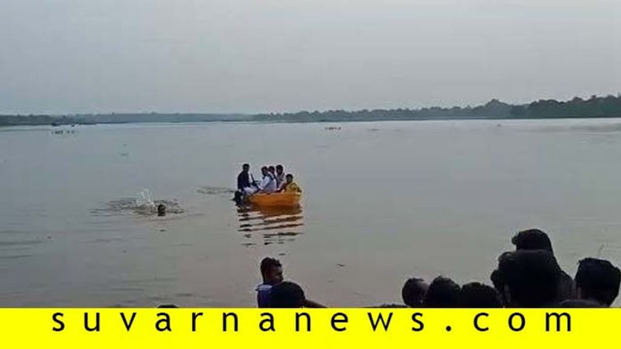 ಕೆರೆಯಲ್ಲಿ ಮುಳುಗುತ್ತಿದ್ದ ಯುವಕನನ್ನು ರಕ್ಷಿಸಿದ JDS ಶಾಸಕ ಕೆರೆಯಲ್ಲಿ ಮುಳುಗುತ್ತಿದ್ದ ಯುವಕನನ್ನು ರಕ್ಷಿಸಿದ JDS ಶಾಸಕ