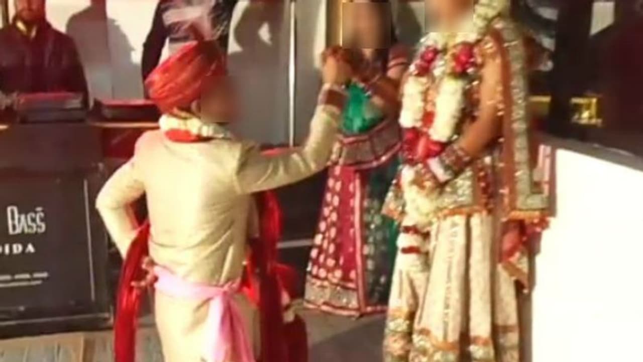 दूल्हे का नागिन डांस दुल्हन को नहीं आया पसंद, चंद मिनटों में ही तोड़ दी शादी दूल्हे का नागिन डांस दुल्हन को नहीं आया पसंद, चंद मिनटों में ही तोड़ दी शादी