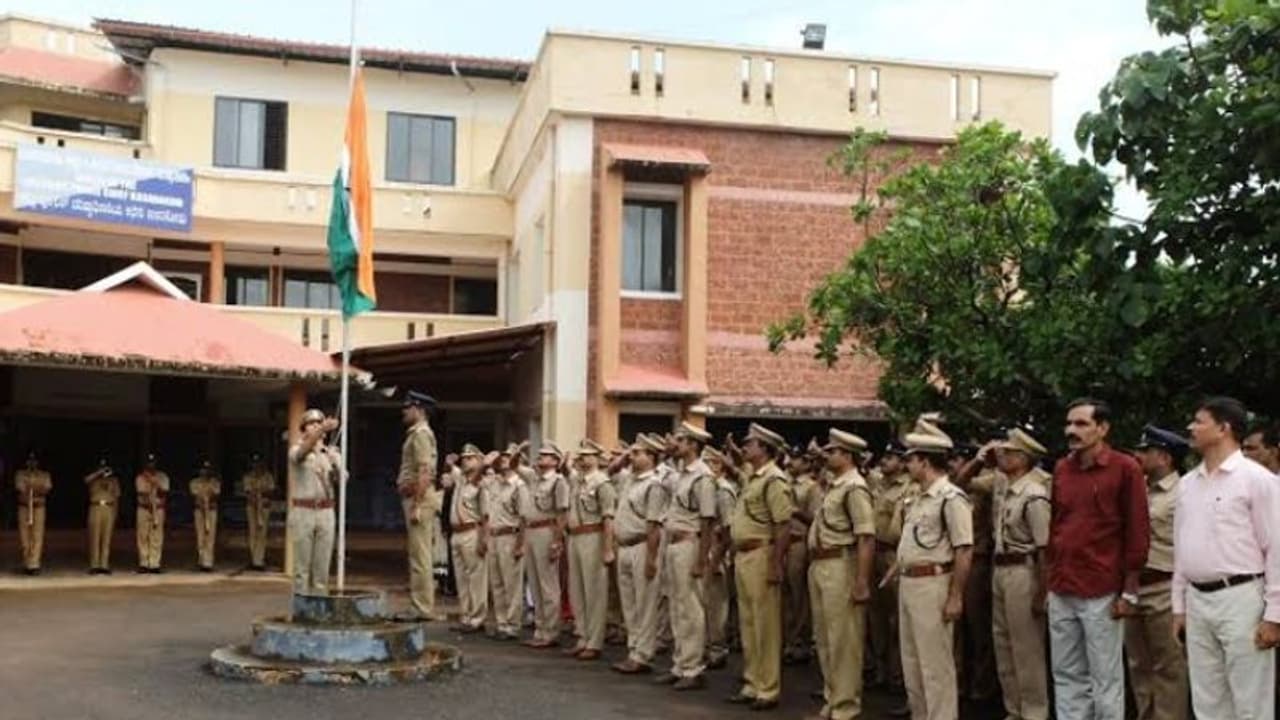 കളക്ടര് പിന്വലിച്ചതിന് പിറകേ കാസര്ഗോഡ് വീണ്ടും നിരോധനാജ്ഞ പ്രഖ്യാപിച്ച് പൊലീസ് കളക്ടര് പിന്വലിച്ചതിന് പിറകേ കാസര്ഗോഡ് വീണ്ടും നിരോധനാജ്ഞ പ്രഖ്യാപിച്ച് പൊലീസ്