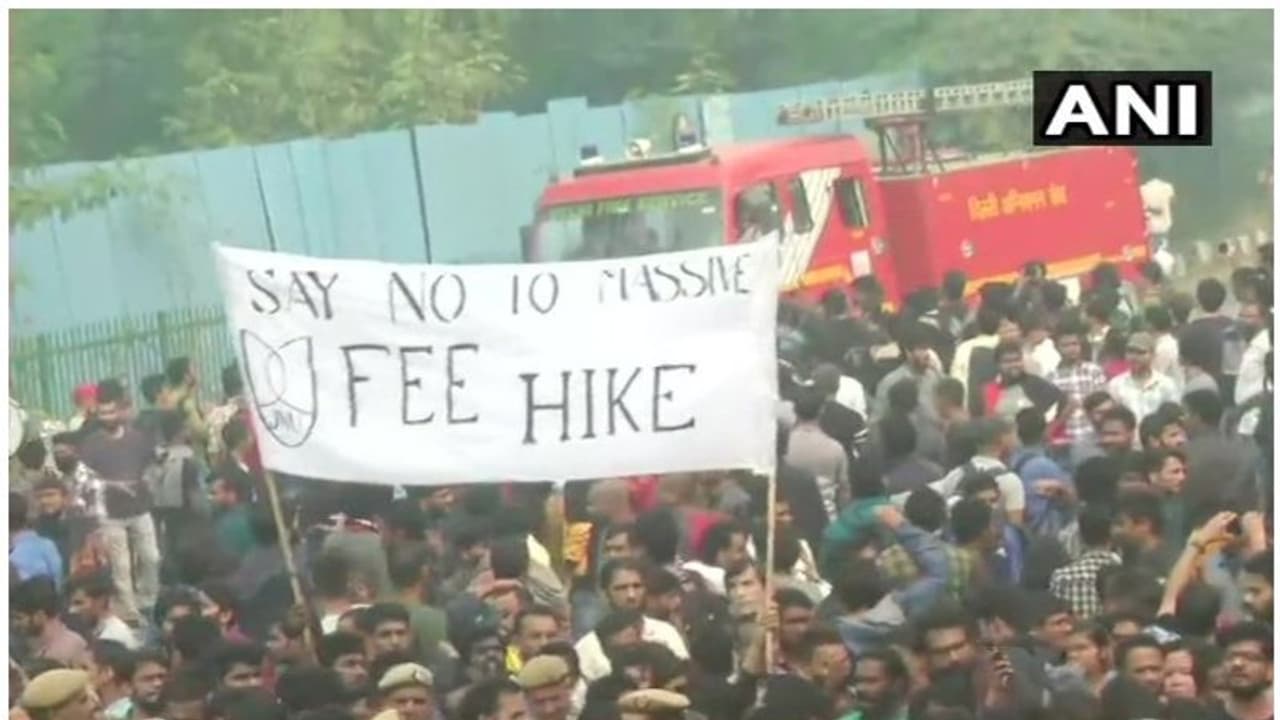 ഫീസ് വര്ധനക്കെതിരെ വിദ്യാര്ഥി സമരം; പൊലീസുമായി ഏറ്റുമുട്ടല്, ജെഎന്യു അടച്ചു ഫീസ് വര്ധനക്കെതിരെ വിദ്യാര്ഥി സമരം; പൊലീസുമായി ഏറ്റുമുട്ടല്, ജെഎന്യു അടച്ചു